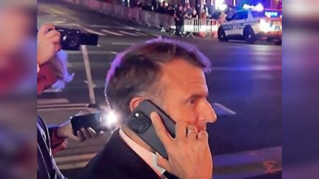 Macron saat menelpon Donald Trump. [Instagram]